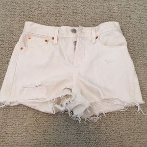 white levi shorts